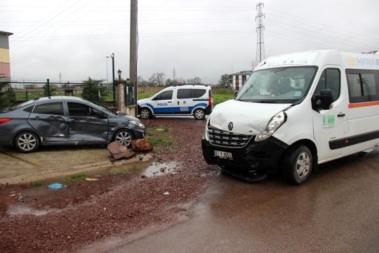 Son dakika 3. sayfa: Anaokulu servisi ile otomobil çarpıştı: 1 yaralı