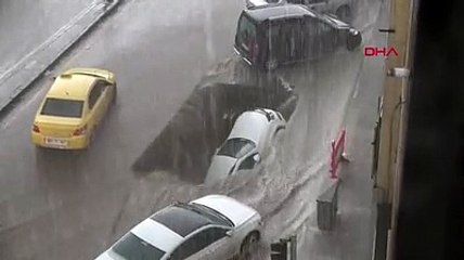 Erzurum'da sel felaketi! Kara yolu çöktü