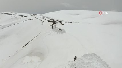 Nisan ayında 20 metreyi bulan kar için yol açma çalışması