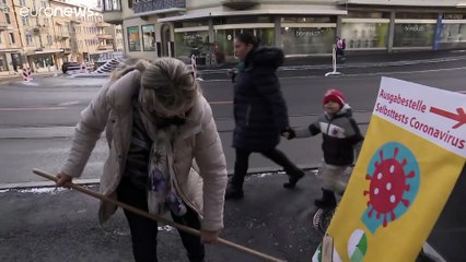 Bekämpft die Schweiz Covid-19 doch besser? Selbsttests gratis für alle