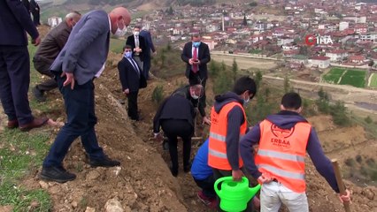 Korona virüsle mücadelenin kahramanları için fidan diktiler