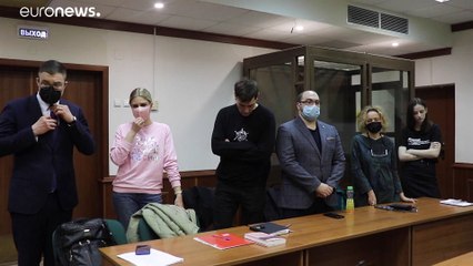 Condamnations après l'arrestation de proches de Navalny devant sa prison