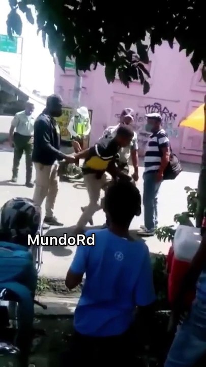 Motorista no logra detenerse cuando abinader pasaba con su equipo de seguridad