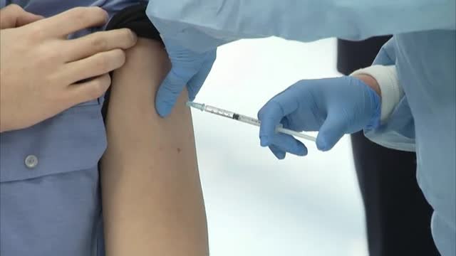 Los científicos opinan que se debería ampliar la franja de edad para la vacuna de AstraZeneca