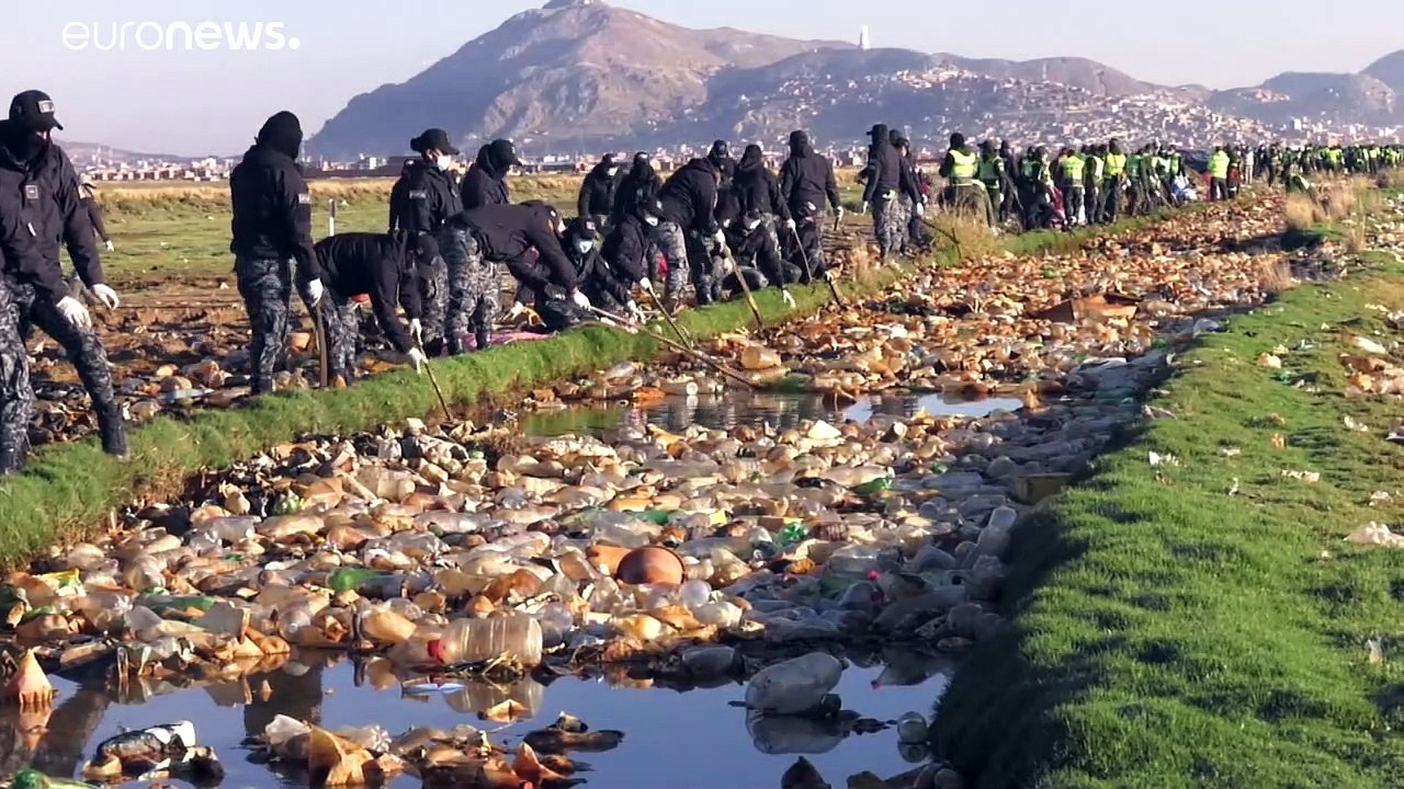 Limpian 10 toneladas de basura del lago Uru Uru en Bolivia