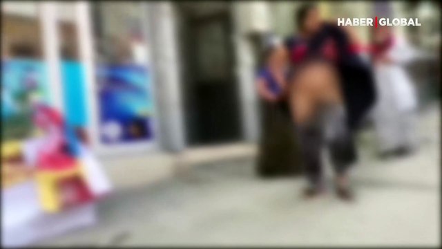 Sokağın ortasında kıyafetleri çıkarıp... Polis yanlarına yaklaşamadı!