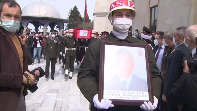 Son dakika... Türk Yıldızları uçağının düşmesi sonucu şehit olan pilot Yüzbaşı Gençcelep'in naaşı toprağa verildi