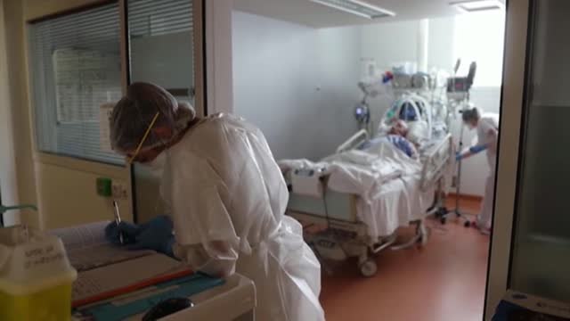 Los médicos franceses advierten que ha bajado la edad de los pacientes que mueren por covid