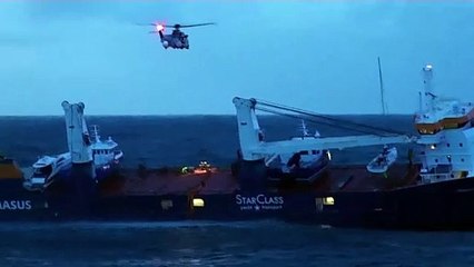 Remorquage "sous contrôle" du cargo à la dérive au large de la norvège