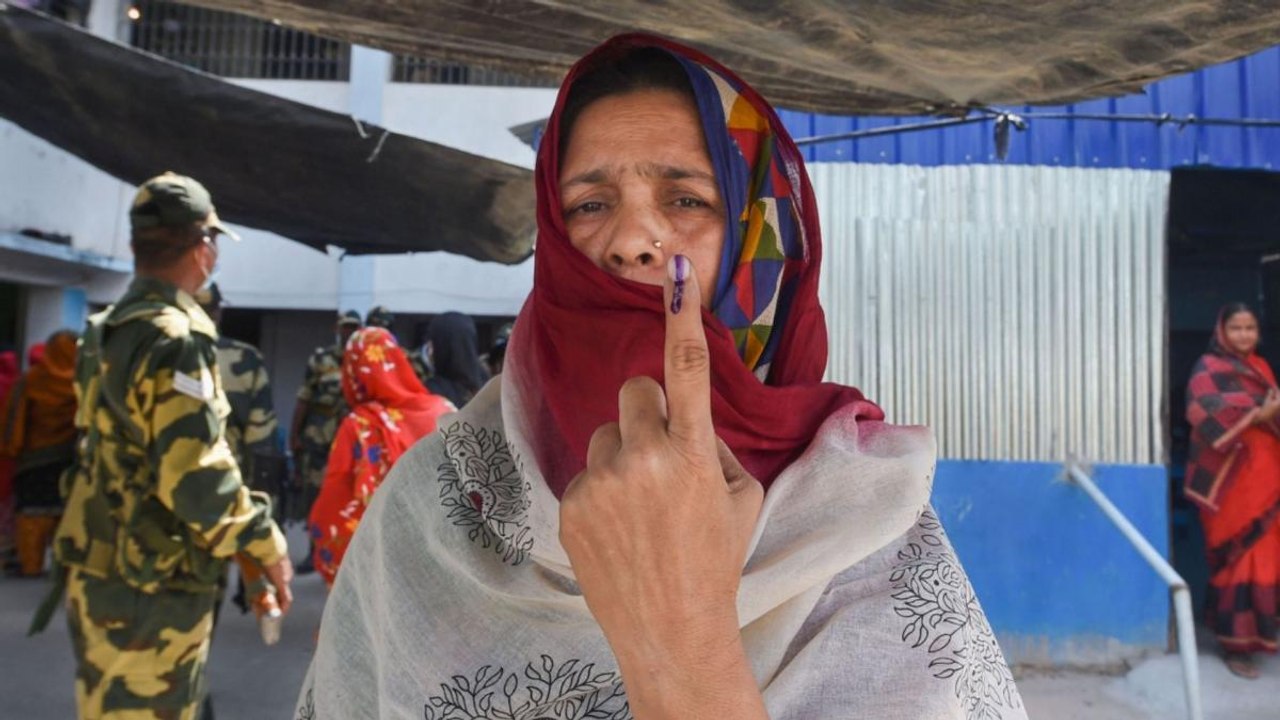 Bengal: Key battle between Babul Supriyo & Aroop Biswas