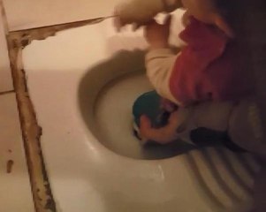 ESENYURT'TA TUVALET DELİĞİNE AYAĞI SIKIŞAN ÇOCUK KURTARILDI