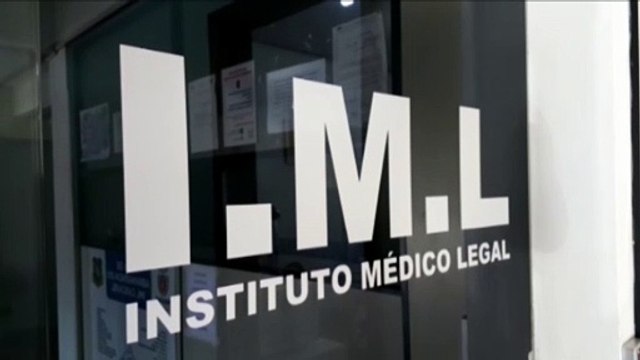 Familiares da mulher encontrada morta fazem o reconhecimento do corpo no IML de Cascavel
