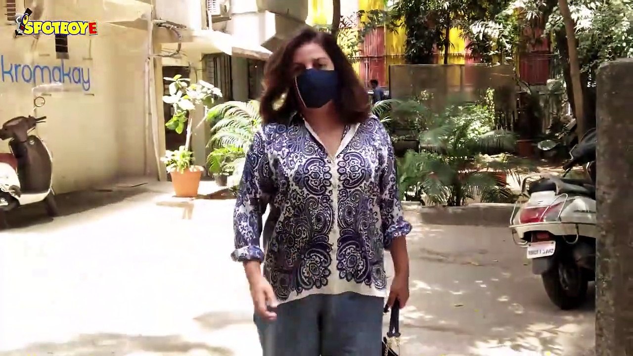 OMG! Farah Khan Confronts Paparazzi for Viral Video: 'Who Recorded Me Smelling Mangoes?'