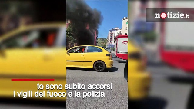 Napoli, auto in fiamme a Fuorigrotta: paura tra i residenti per l'esplosione