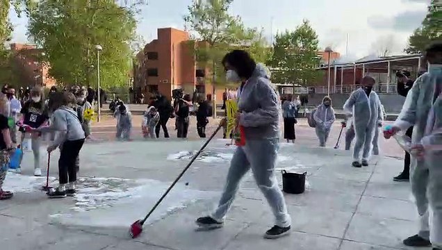 Vecinos de Vallecas desinfectan la plaza Roja. Vídeo 2.