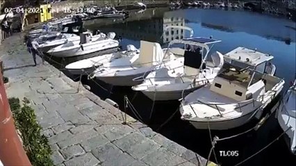 Il casse les poteaux sur le port et va le regretter... bad karma