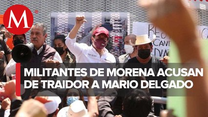 Militantes de Morena se lanzan contra Mario Delgado con reclamos y gritos