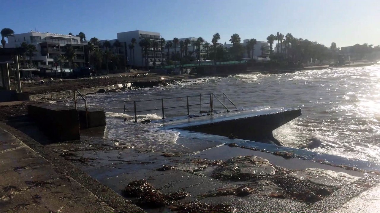 13_Paphos_High_Waves