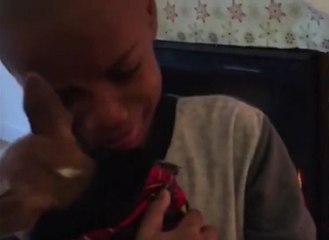 La conmovedora reacción de un niño al recibir su nueva mascota adoptada