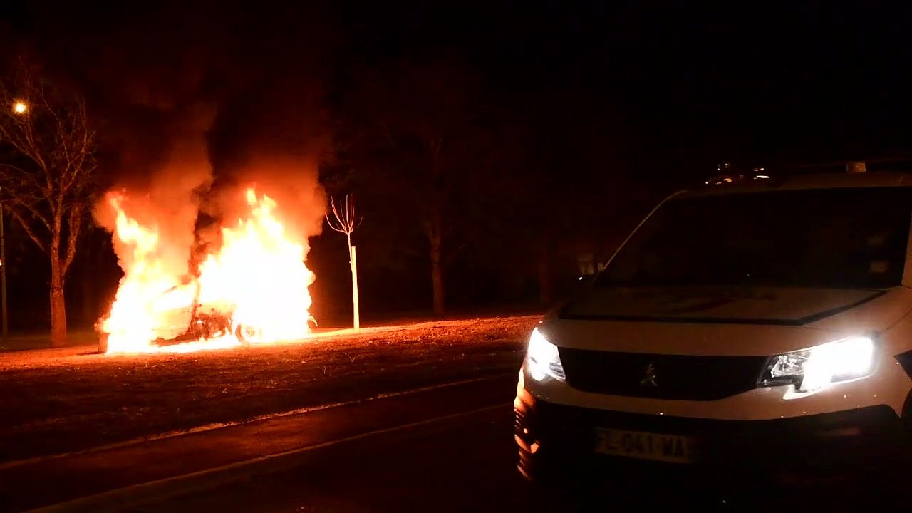 LE CREUSOT : Une voiture incendiée dans la cité de la Molette (8/04/21)