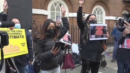 Protesta de respaldo al embajador en Londres depuesto por la junta militar birmana