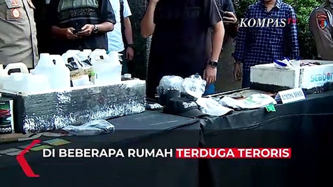 Temuan Atribut FPI Hingga Pengakuan Terduga Teroris, Pengacara Rizieq Pertanyakan Hal Ini