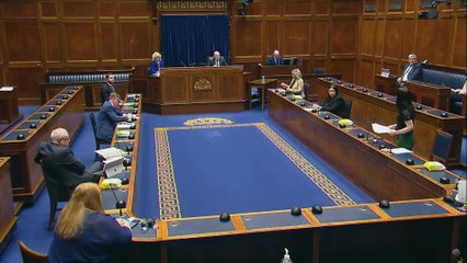 Une nouvelle nuit de heurts à Belfast malgré les appels au calme
