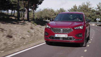The new SEAT Tarraco e-HYBRID FR in Merlot Red Driving Video