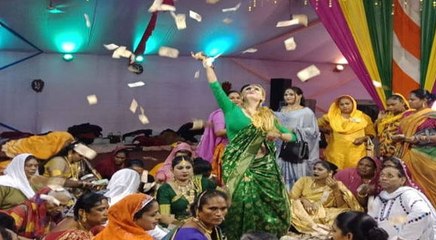 किन्नरों ने की नोटों की बारिश, लुटाया लाखों का सोना, नीतू मौसी बोलीं-'हम सेठों से ज्यादा अमीर'