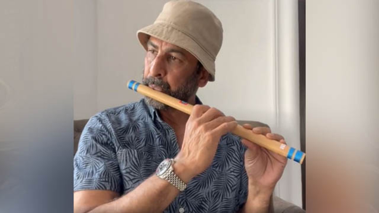 Ronit Roy ने Social Media पर Flaunt किया अपनी Flute Skills, बजाई ये धुन । FilmiBeat