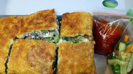 Martabak Telor Cirebon dengan isian daging ayam dan daging sapi. Acar dan Sambal pedas sebagai pelengkap nya.