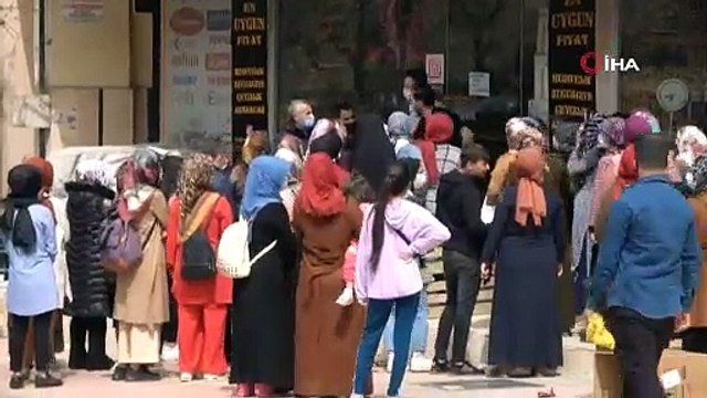 Siirt’te indirimi duyanlar tedbirleri unutup mağaza önünde kuyruğa girdi