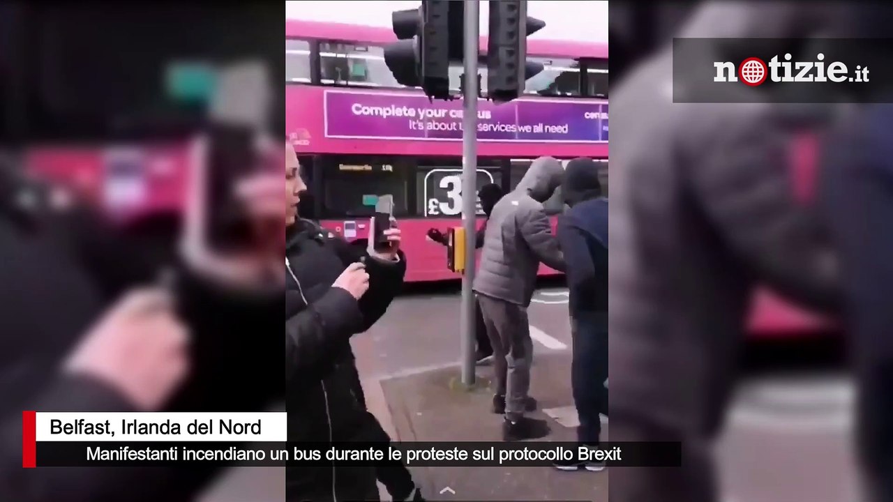 Belfast, scontri in strada tra unionisti anti brexit e polizia: bus incendiato con le molotov