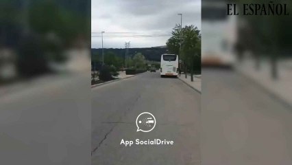 El radar oculto tras autobuses que tapan la señalización en Las Rozas.