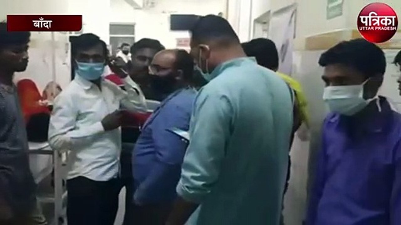 हार्वेस्टर मशीन में काम करने के दौरान मजदूर झुल...