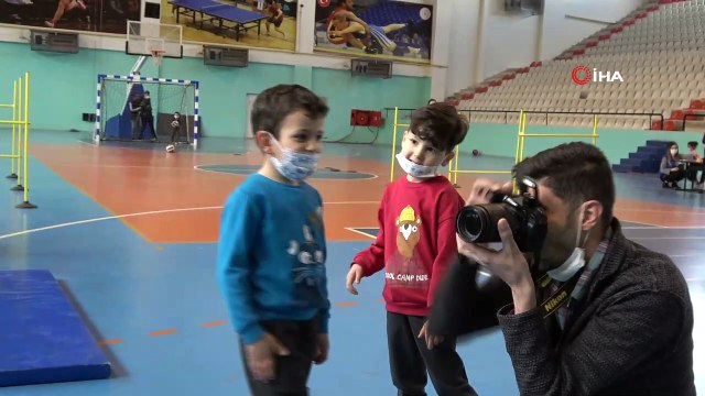Minik çocuklar hem spor yapıyor hem de eğlenerek öğreniyor