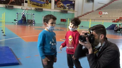 Minik çocuklar hem spor yapıyor hem de eğlenerek öğreniyor