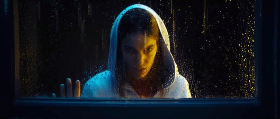 Charlotte Cardin sous la pluie dans le clip "Sad Girl "