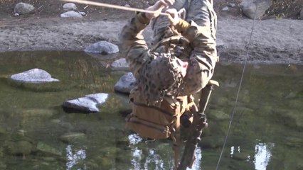 Скачать видео: U.S. Marines • Rope Bridge Crossing Training • Mountain Warfare Center • Bridgeport, CA