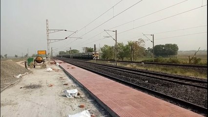 Two shield Old Livery EMU going thrushly towards __ BWN-HWH Cord Route __ ER