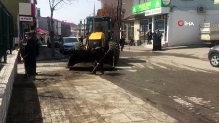 Karlıova’da karlar eridi, bahar temizliği başladı