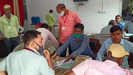 एआरओ व बीडीओ ने हो रही नामांकन पत्रों के जाँच का लिया जायजा