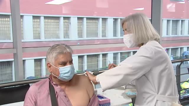 Enfermeros jubilados vacunan hoy en el tercer punto de macrovacunación en Madrid