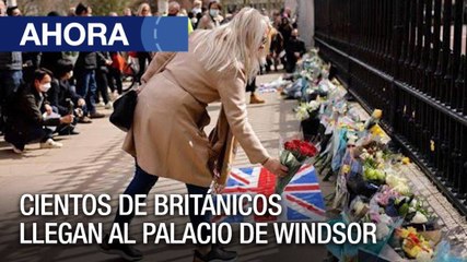 Cientos de personas llegan al palacio de Windsor por la muerte del príncipe Felipe - Ahora