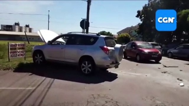 Mulher fica ferida após colisão entre carro e caminhonete no Bairro Coqueiral