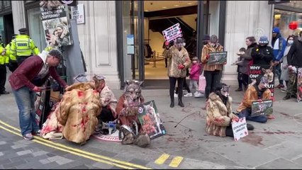 Hayvan haklarını savunan bir grup, kürklü montlar satan bir firmanın önünde protesto gösterisi düzenledi