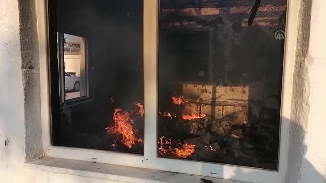 İtfaiye yangın çıkan evin bulunduğu sokağa giremeyince polisler kovalarla su taşıdı