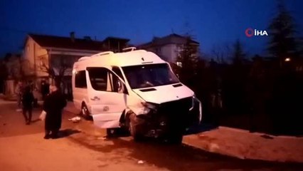 Servis midibüsü ile otomobil çarpıştı: 2 yaralı