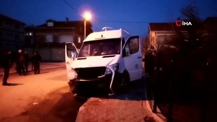 Servis midibüsü ile otomobil çarpıştı: 2 yaralı
