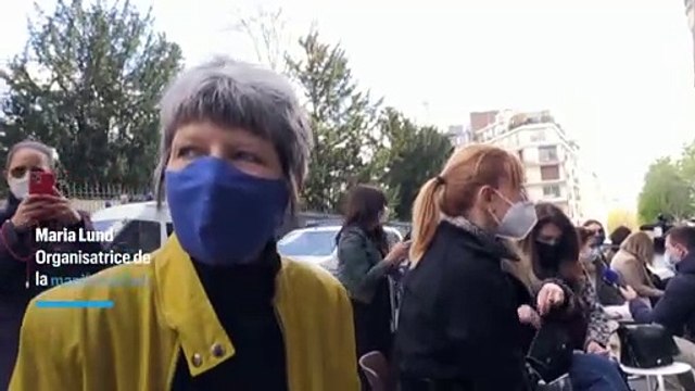 « Sofagate » : des femmes protestent en s’asseyant devant l’ambassade de Turquie à Paris